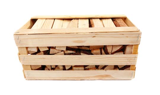 עצי הסקה בתיבת עץ